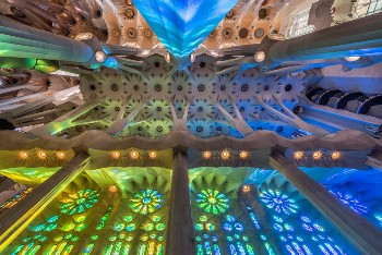 Lumière des vitraux à l'intérieur de la Sagrada Familia